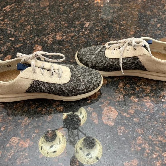 Toms sneakers, womens size 7 - Picture 5 of 8